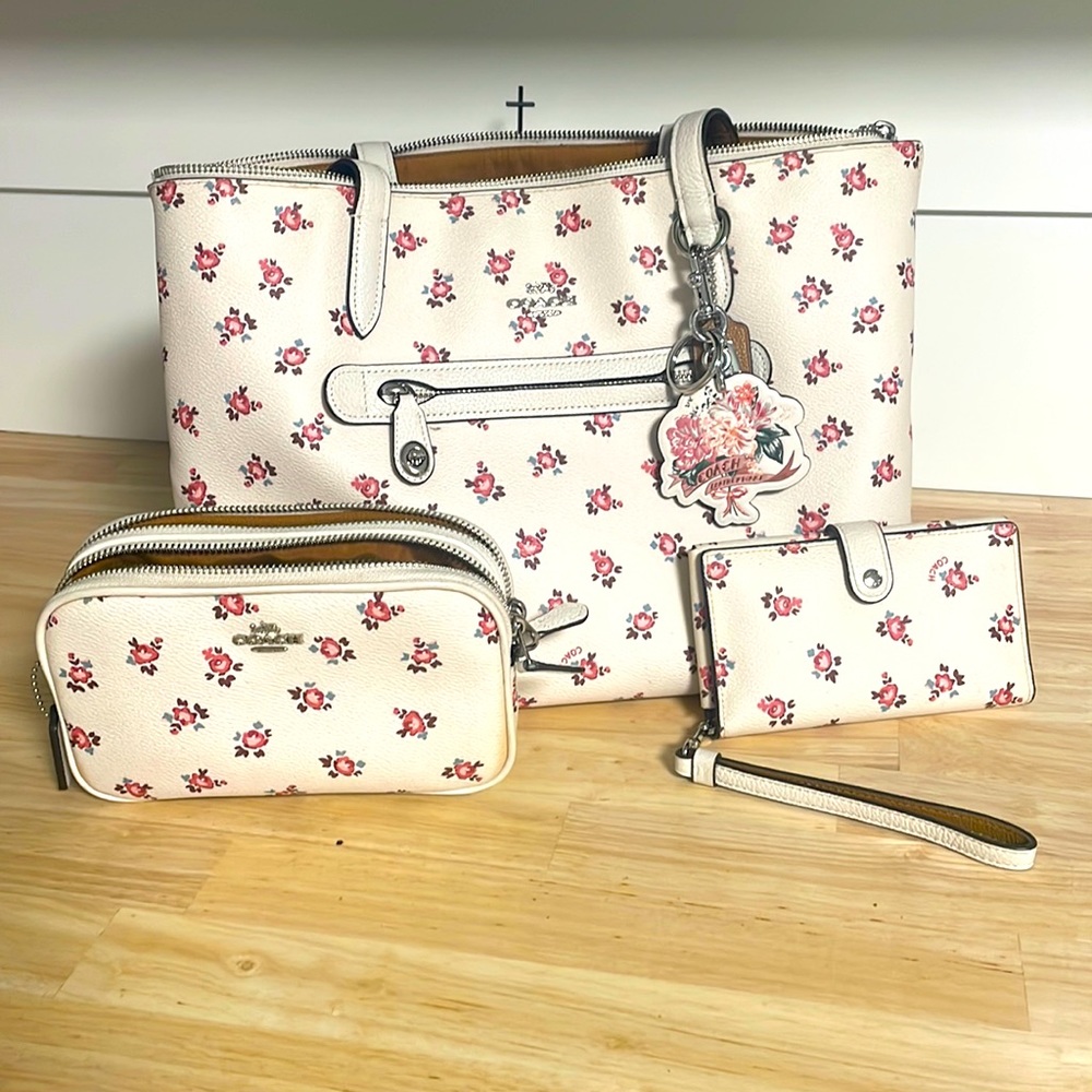 COACH Taylor tote in Ivory Floral Bloom with matching wristlet, keychain EUC.